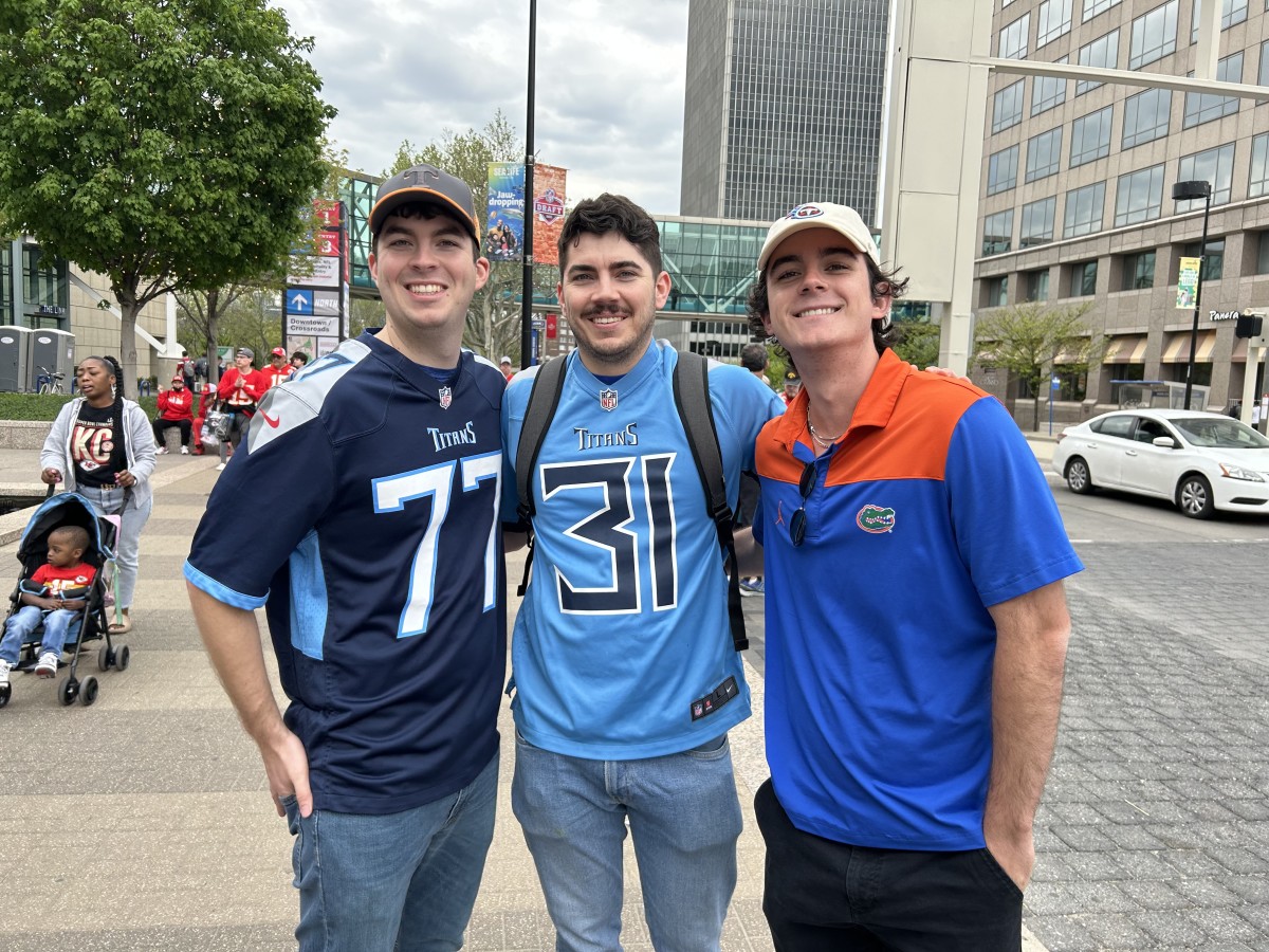 Tennessee Titan's Are Calling Fans To Wear Blue For This Sunday's Game -  Narcity