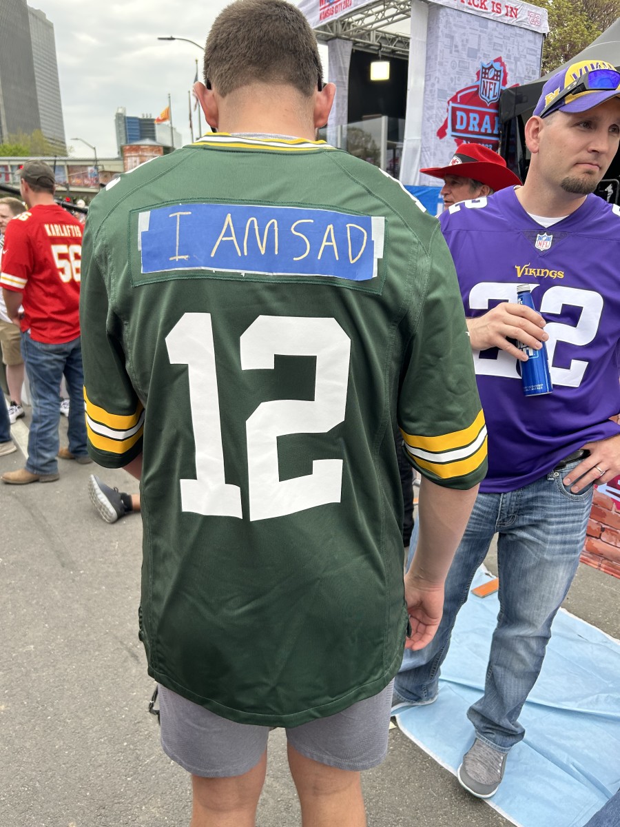 This fan, Alex Wisecup of Gardner, Kan., pretty much sums up the feelings of all Green Bay Packers fans. (AllTitans.com photo by Tom Brew)