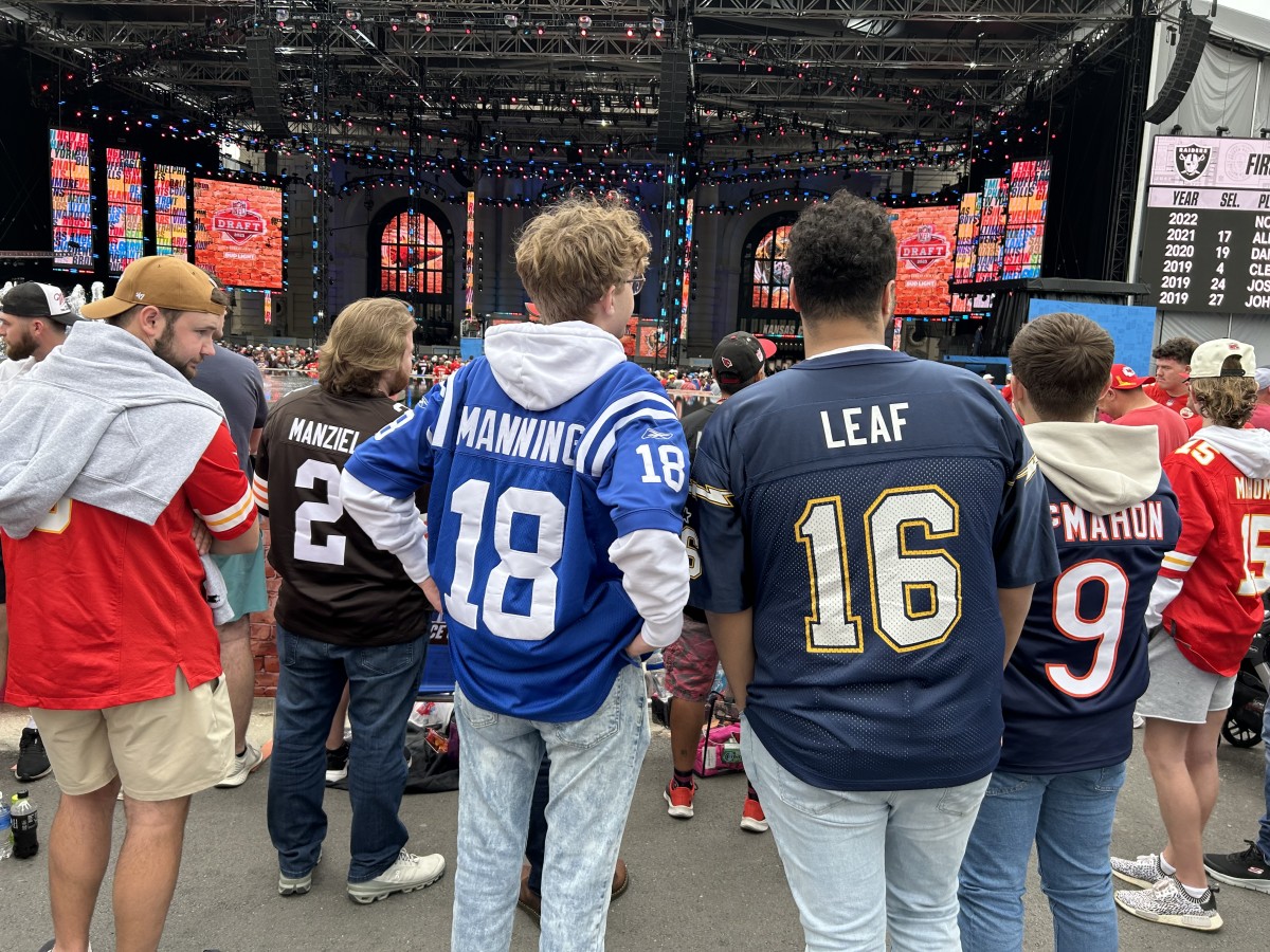 Tennessee Titan's Are Calling Fans To Wear Blue For This Sunday's Game -  Narcity