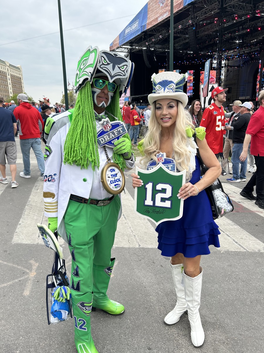 Photo Gallery: NFL Draft Picks Walkin' the Walk on Red Carpet in Kansas  City - Sports Illustrated Tennessee Titans News, Analysis and More