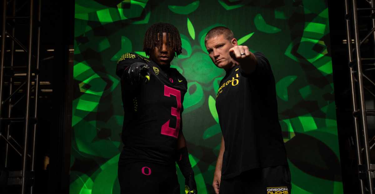 Valley Village (Calif.) Campbell Hall linebacker Kamar Mothudi poses with Tosh Lupoi during a visit to Oregon.