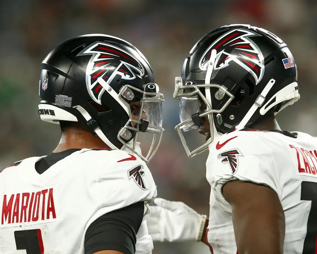 Photo: Atlanta Falcons' quarterback Marcus Mariota (R) fixes helmet of  teammate Olamide Zaccheaus Before Game Against the Rams - LAP2022091802 