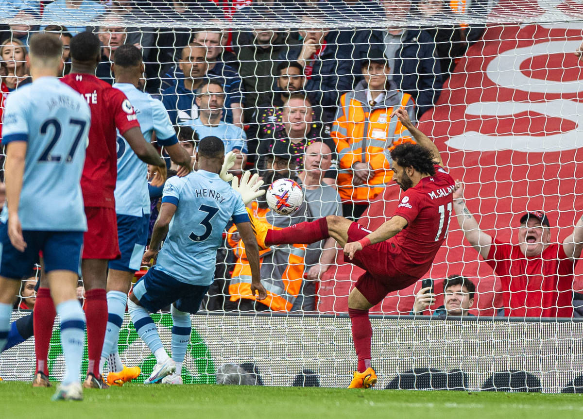 Salah faz 100° gol pelo líder Liverpool no Inglês em empate com