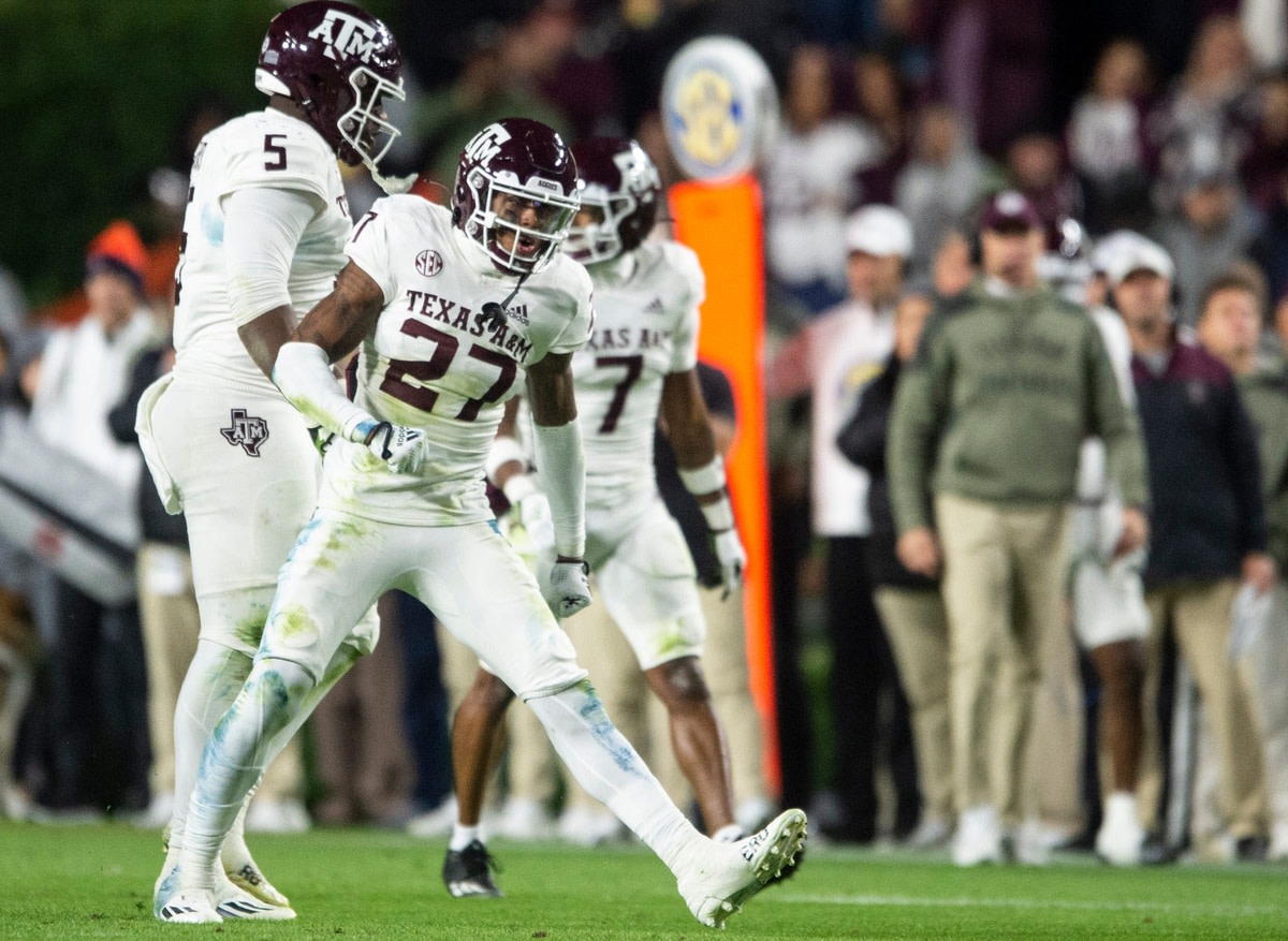 Jacksonville Jaguars Antonio Johnson learns from Rayshawn Jenkins