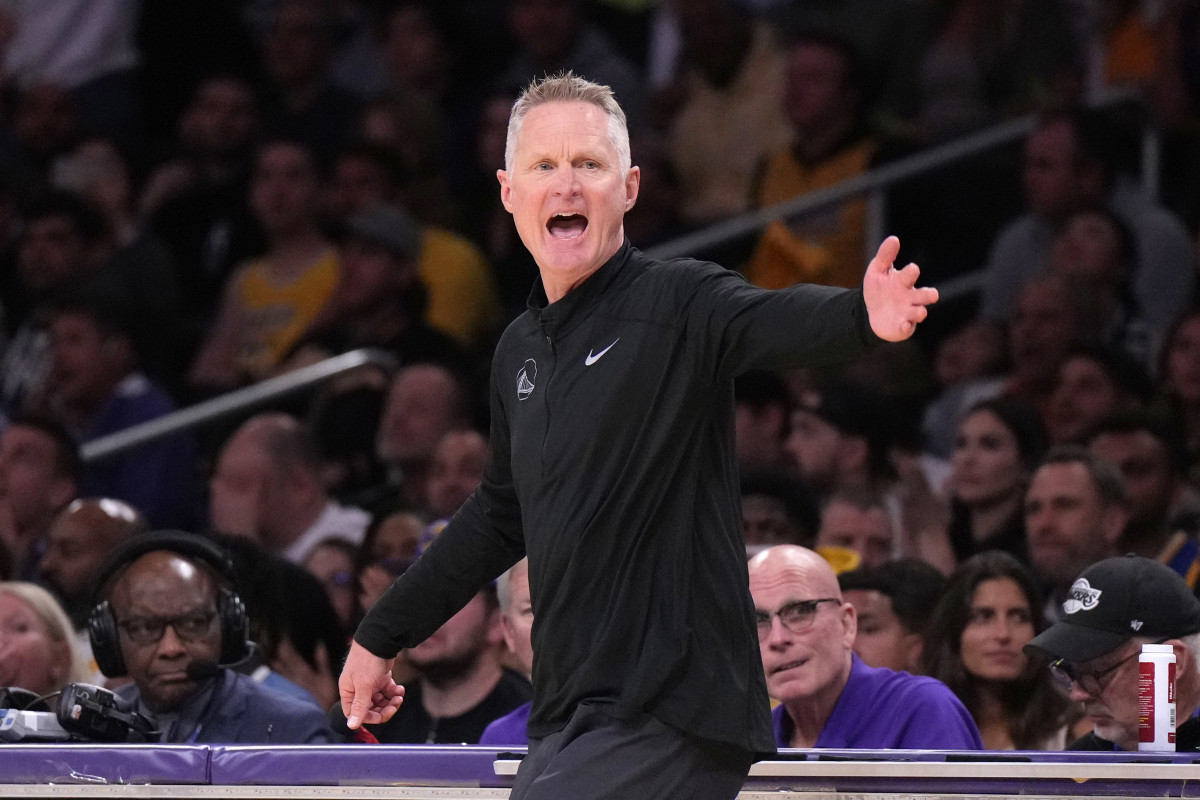 Steve Kerr yells and puts one hand out