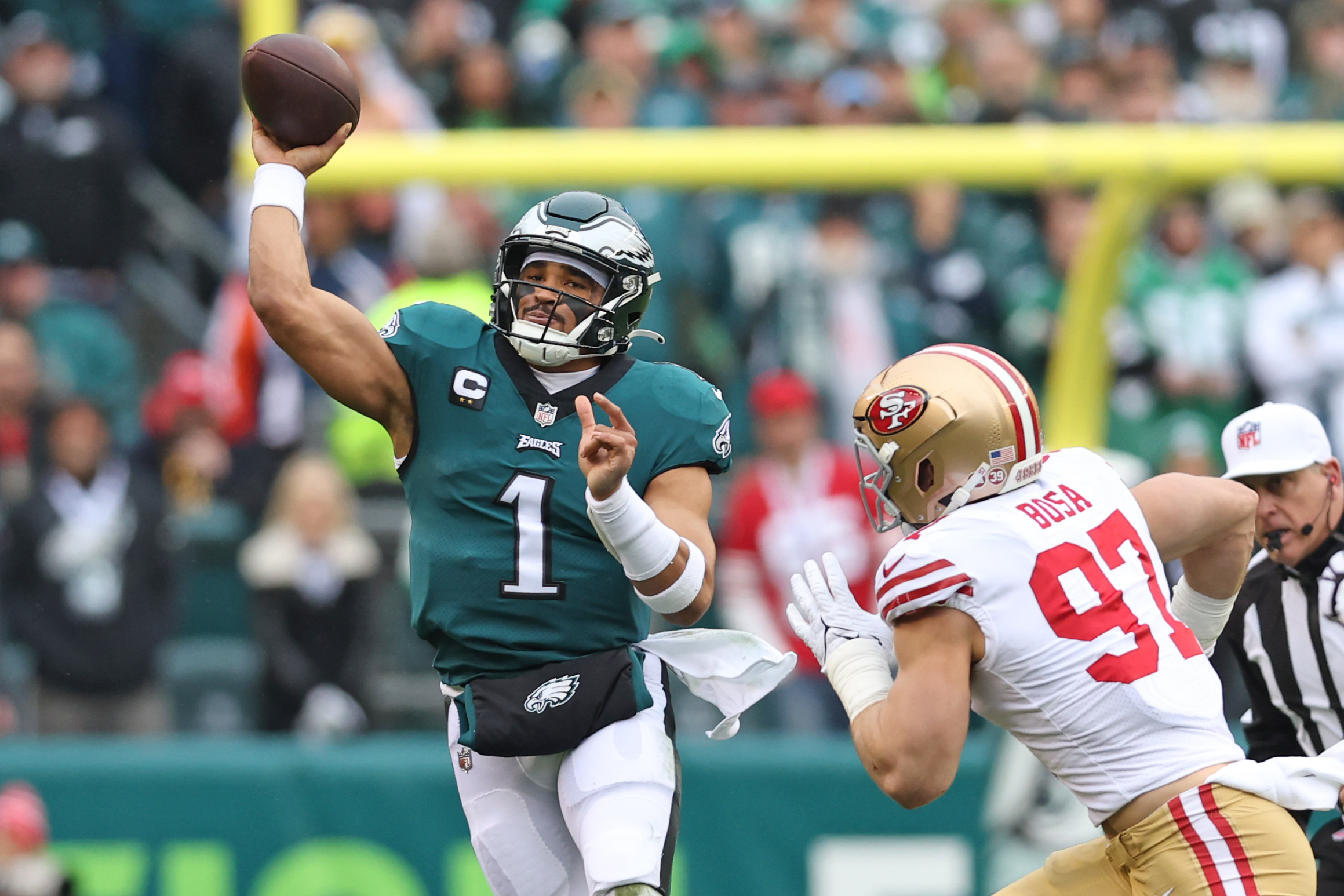 Em jogo marcado por contusões dos QBs dos 49ers, Philadelphia