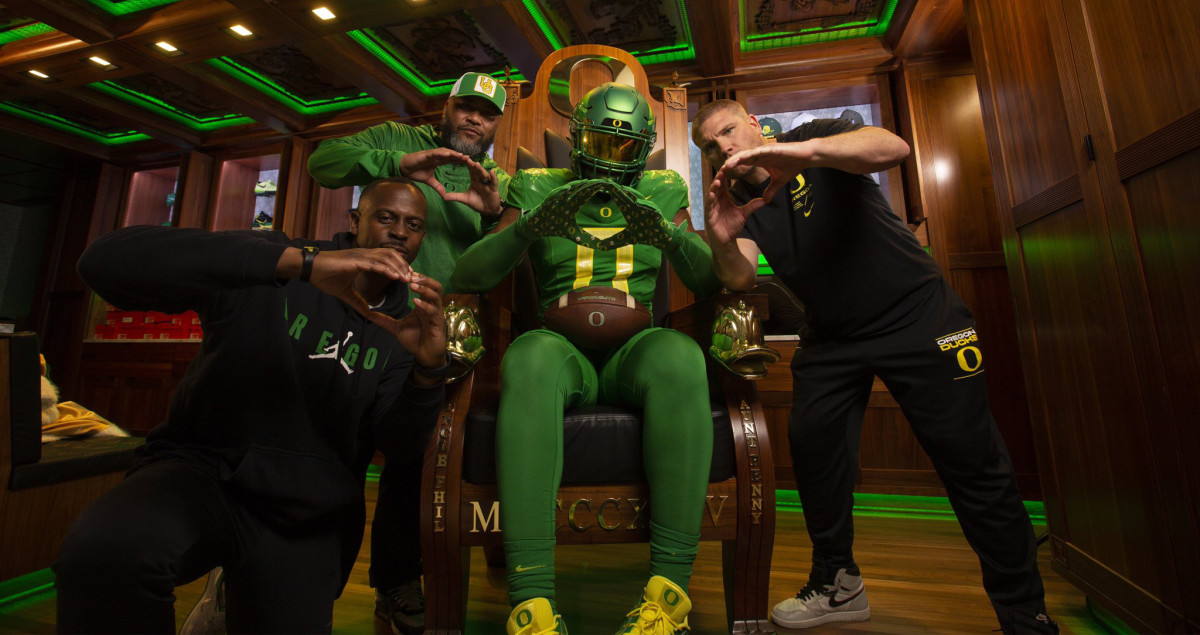 Xadavien Sims poses with Tony Washington Jr. (bottom left), Tony Tuioti (left) and Tosh Lupoi (right) during a visit to Oregon.