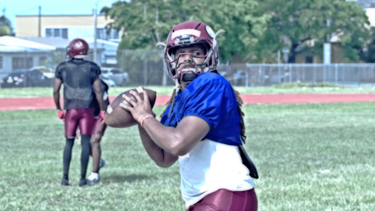 Ennio Yapoor, Quarterback