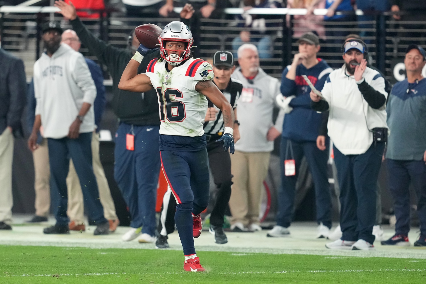 Raiders beat Patriots on miraculous play by Chandler Jones