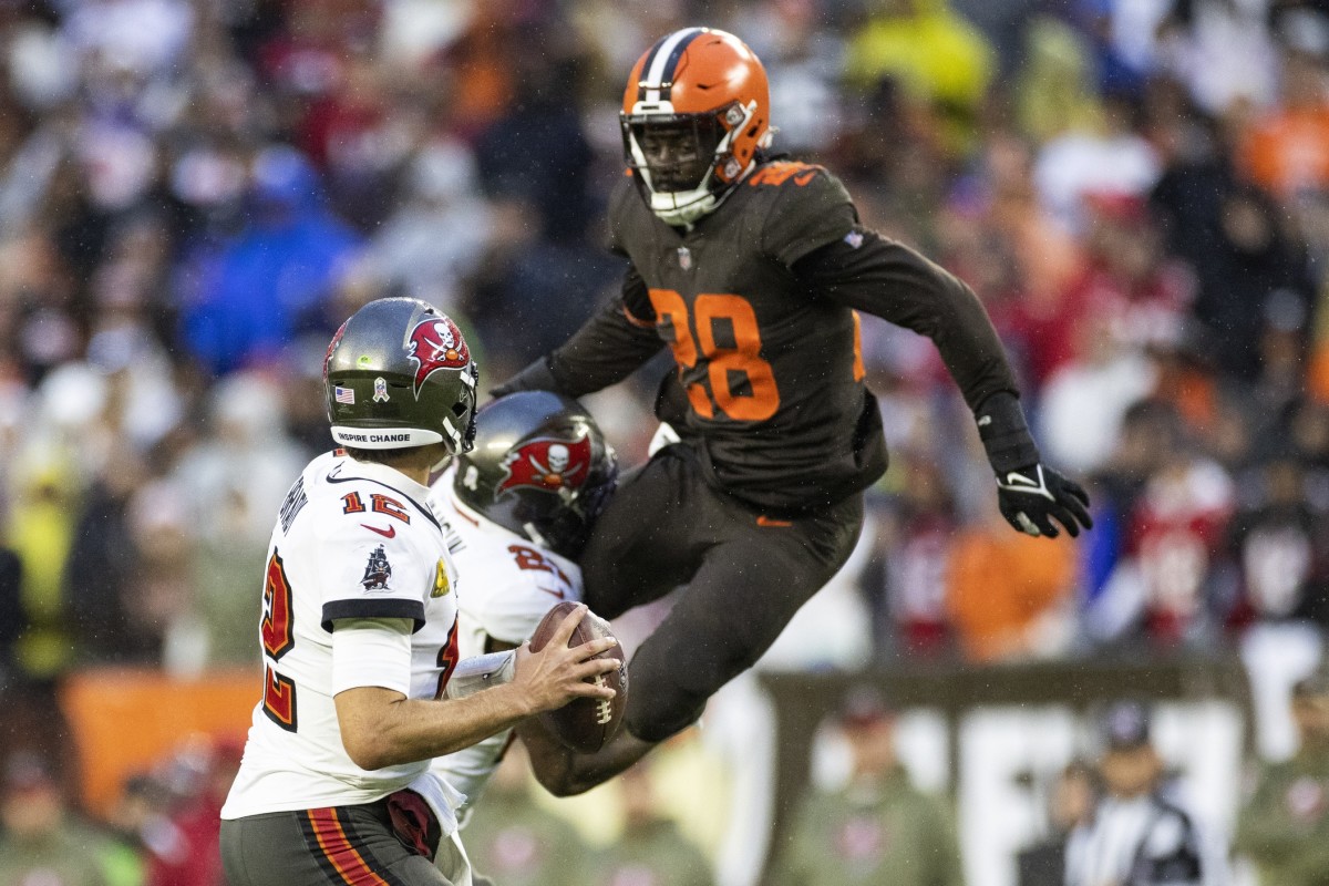 Browns LB Owusu-Koramoah out for season with left foot injury