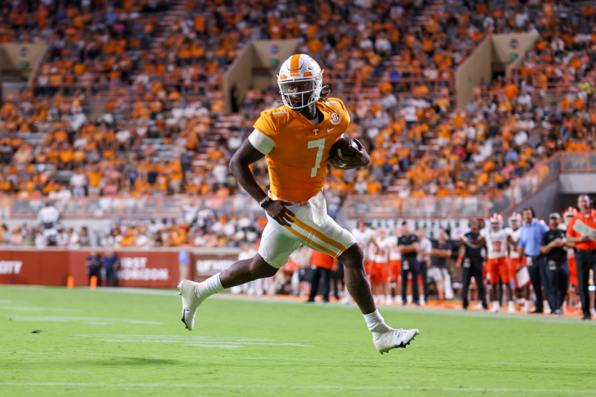 Joe Milton III Goes Viral With Huge Throw, Represents Tennessee