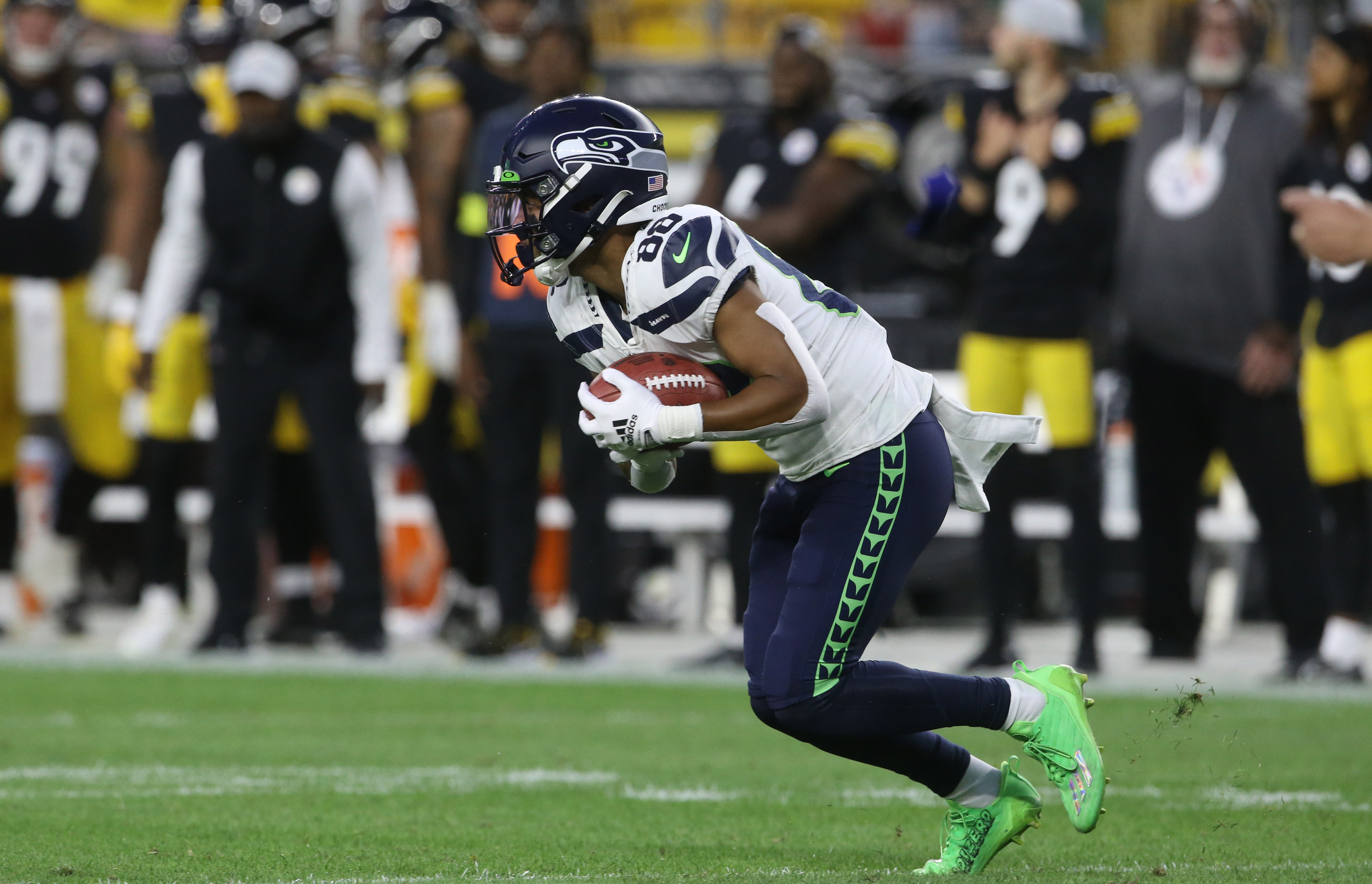 Tyler Lockett injury update: Seahawks WR's season in question after broken  finger