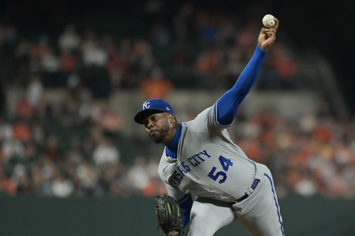 Rangers acquire reliever Aroldis Chapman in trade with Royals