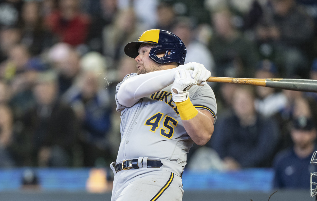 Yankees trade first baseman Voit to Padres