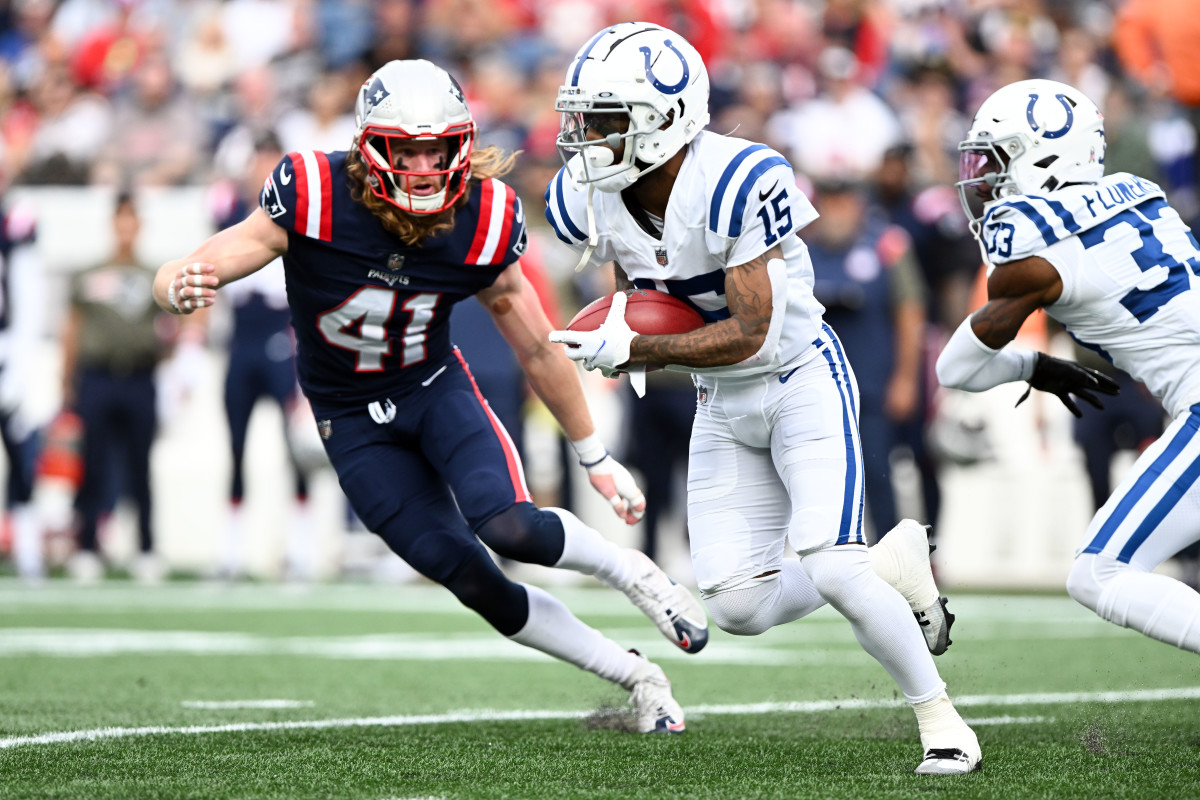 Keke Coutee outruns New England Patriots defenders with the ball.