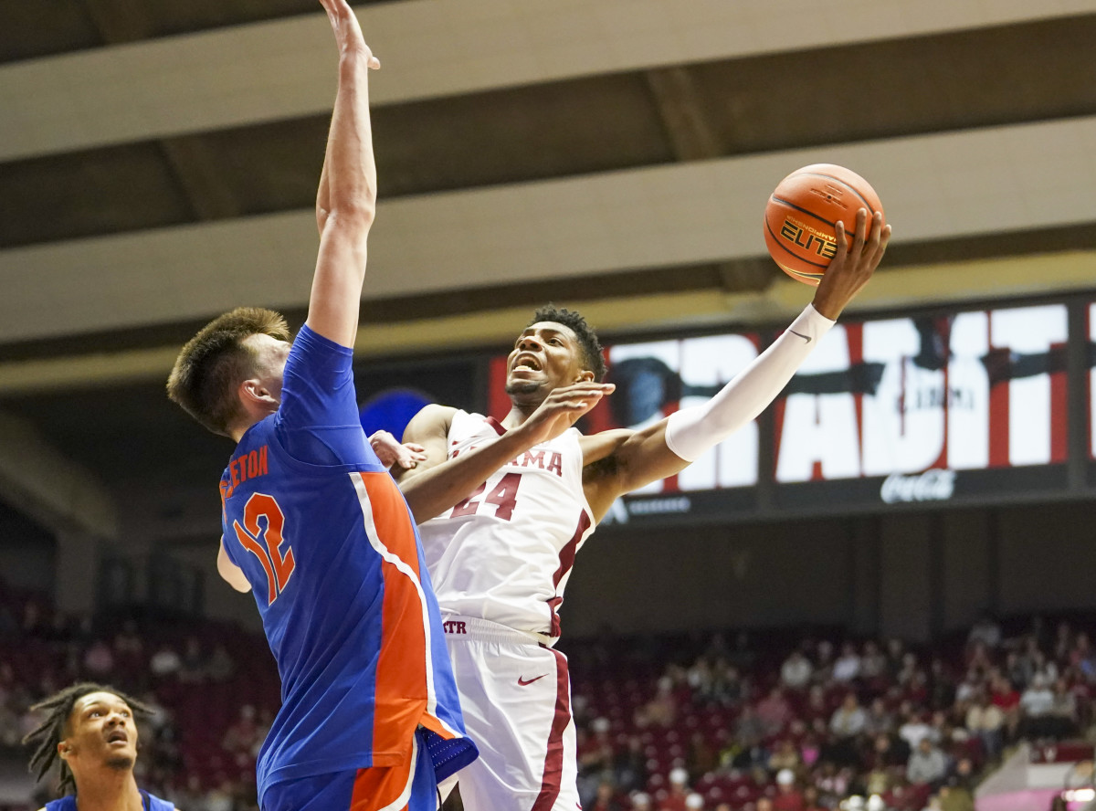 Lakers News: Los Angeles Signs Three-time All-sec Center To Two-way 