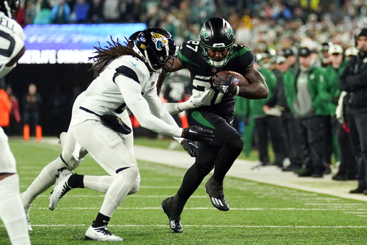 Jets' RB Zonovan Knight carries the ball on TNF against the Jaguars