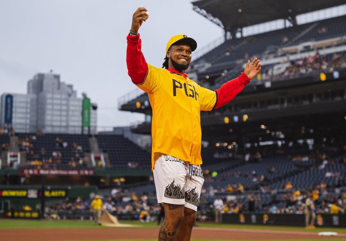 Pitt Panthers S Damar Hamlin Throws First Pitch At Pirates Game