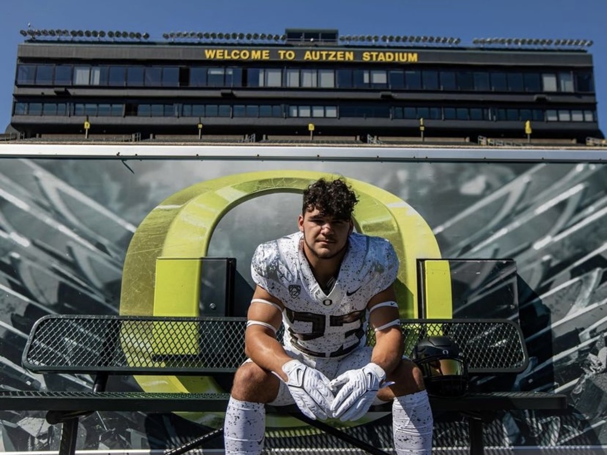 Yelm (Wash.) linebacker Brayden Platt poses inside Autzen Stadium during his Oregon official visit.