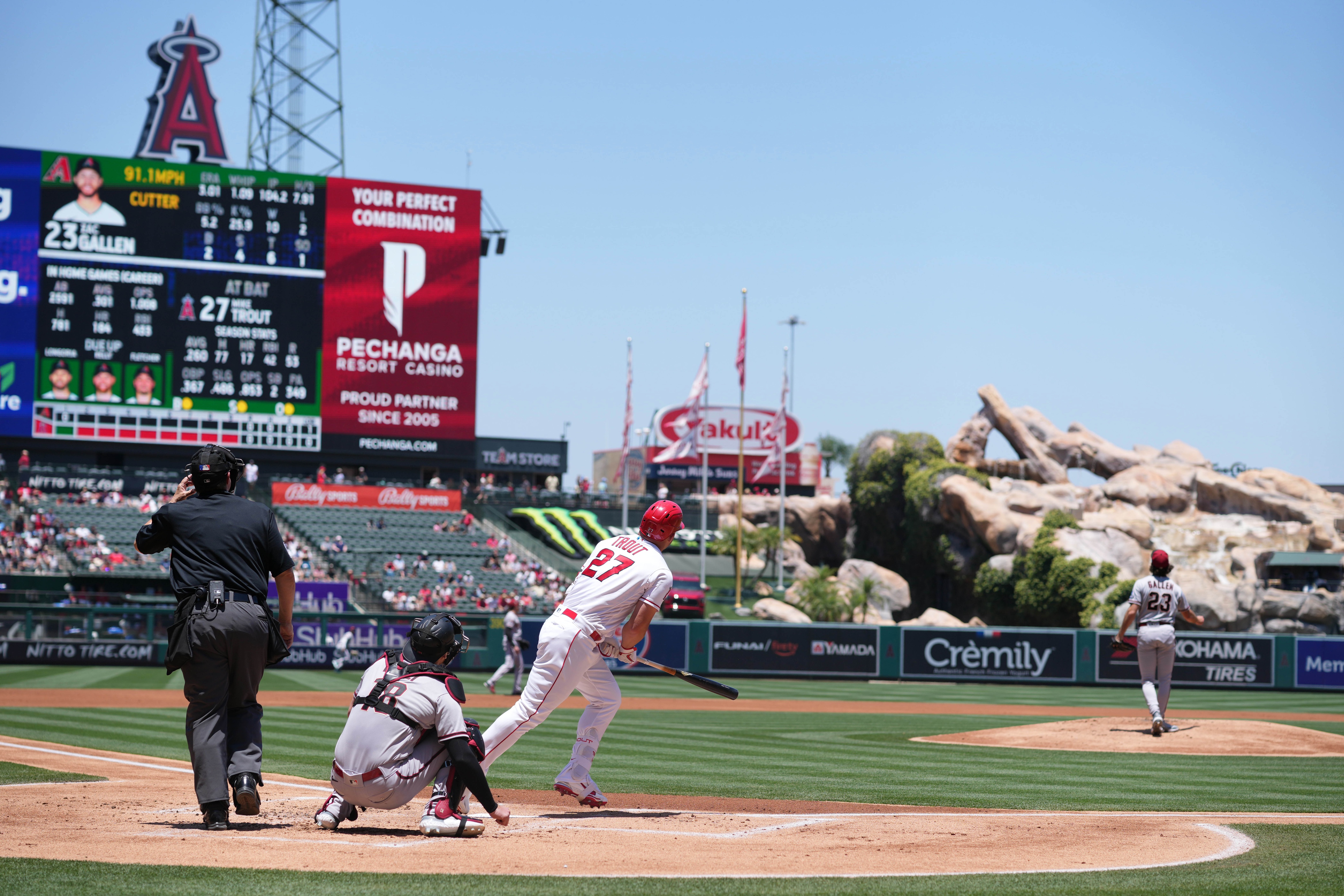 Angels beat D-Backs 10-3