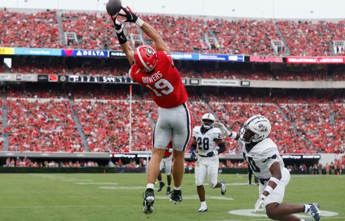 Georgia Junior TE Brock Bowers makes showcases his ability to make difficult catches look routine in a game against Samford during Georgia's national championship 2022 season.