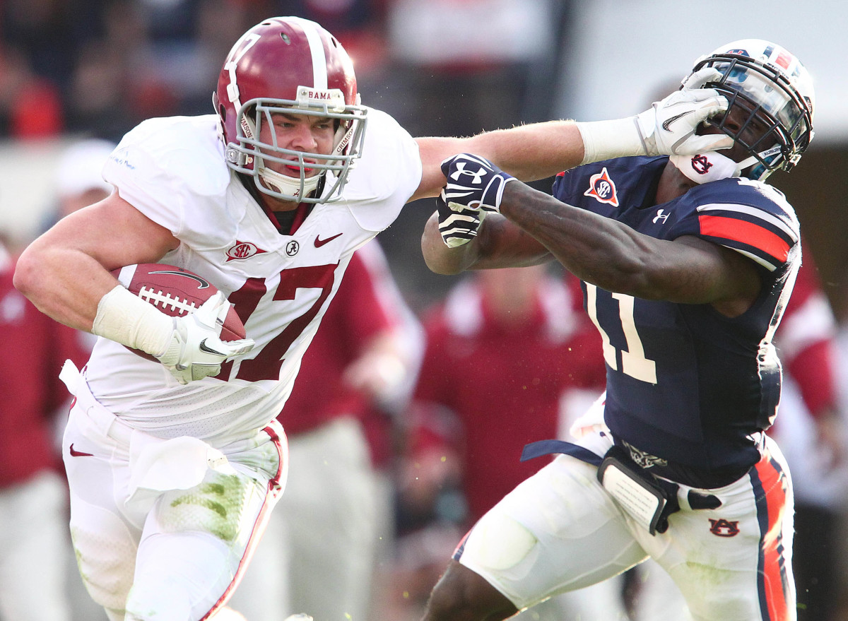 Alabama Crimson Tide tight end Brad Smelley (17) runs against Auburn Tigers cornerback Chris Davis (11) at Jordan-Hare Stadium. The Tide defeated the Tigers 42-14.