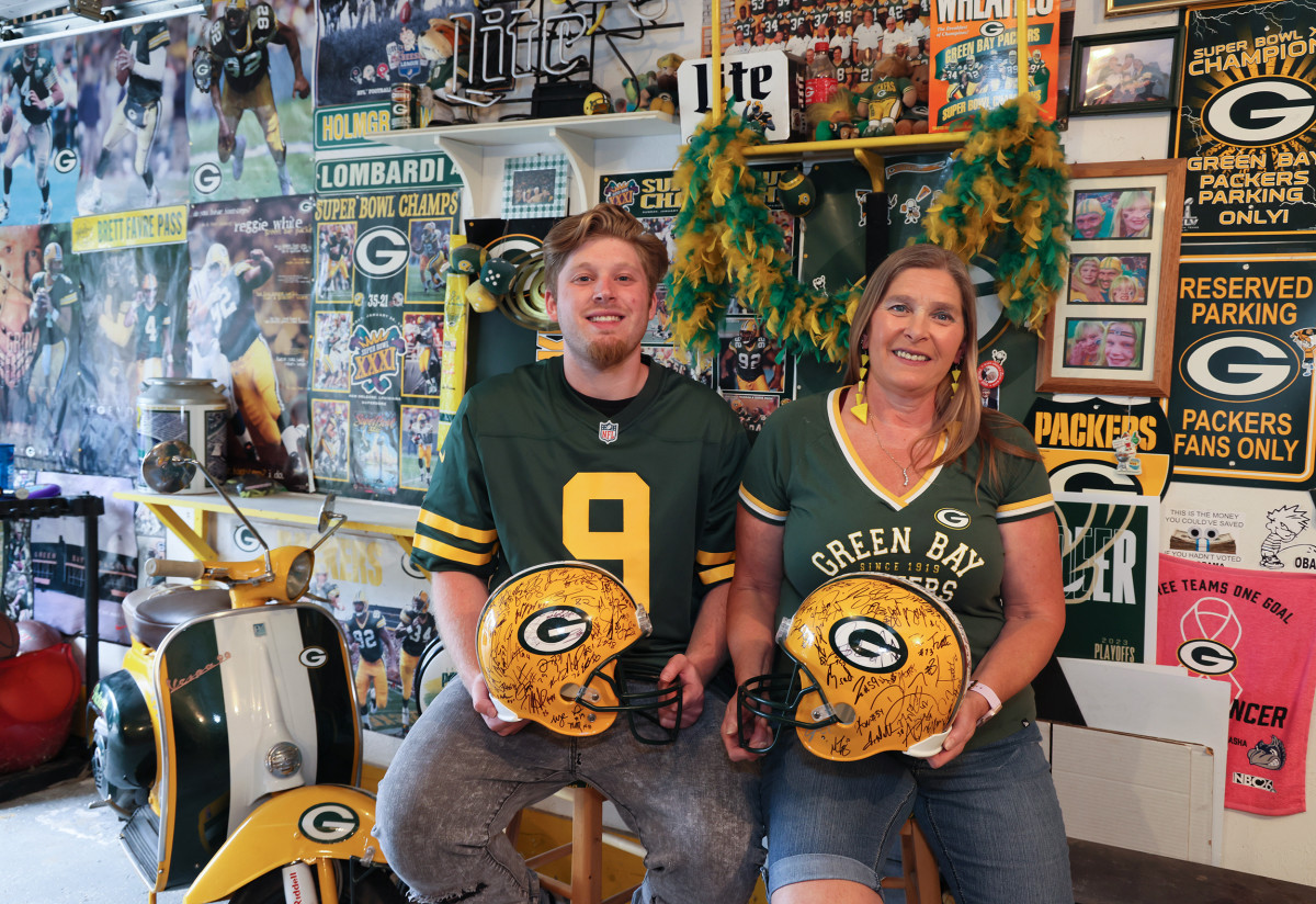 Green Bay's former Aaron Rodgers mural appears in Sports Illustrated