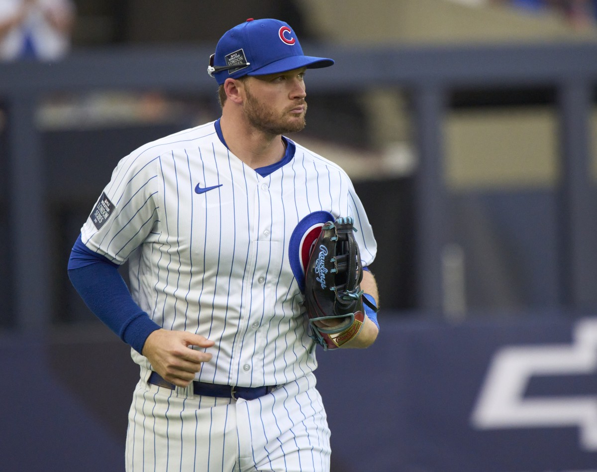 Ian Happ gives away Cubs' Opening Day tickets to fans