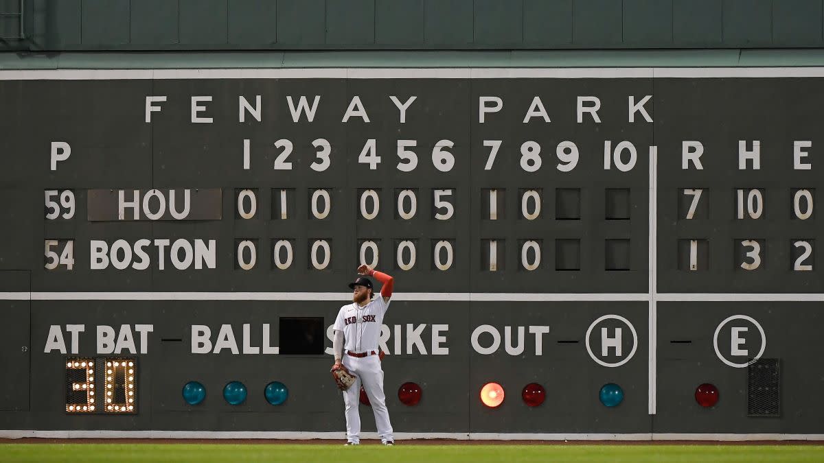 Boston Red Sox's Kiké Hernández makes 'Gold Glove' barehanded play with  'offensive linemen' behind him in outfield 