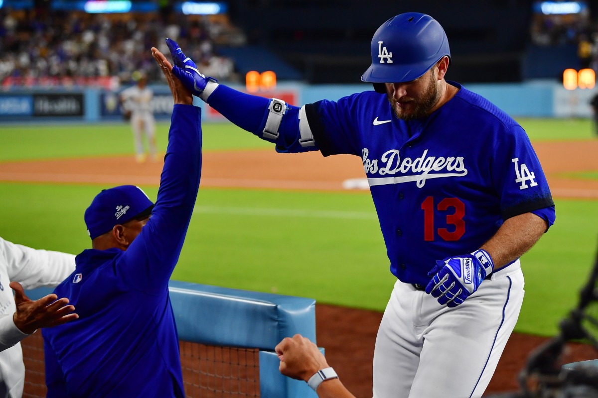 Muncy homers in Dodgers' 5-2 victory over Pirates