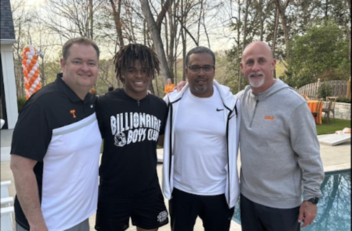 2025 3-star corner Dylan Lewis with Tennessee HC Josh Heupel and DBs coach Willie Martinez. (Photo courtesy of Dylan Lewis)