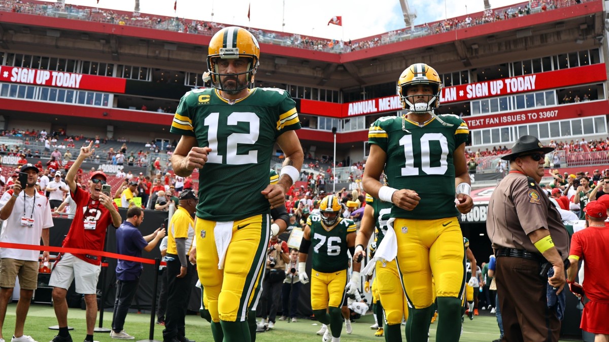 Packers QB Aaron Rodgers shows up for training camp