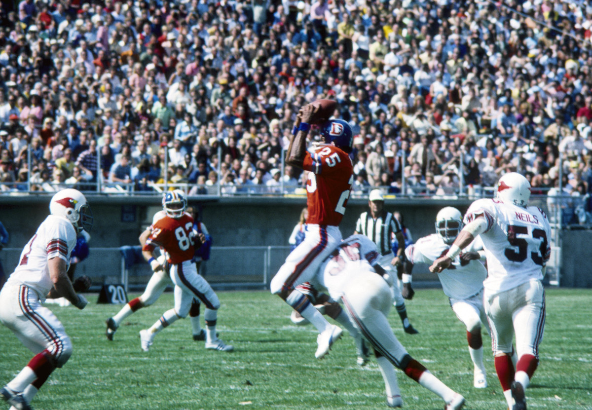 Denver Broncos receiver Haven Moses (25) makes a catch against the St. Louis Cardinals at Mile High Stadium during the 1975 pre-season.