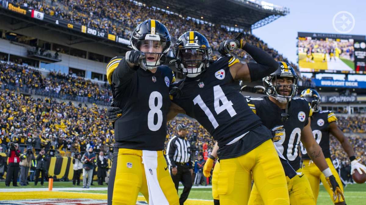 Pittsburgh Steelers wide receiver George Pickens snags 17-yard reception  from quarterback Kenny Pickett