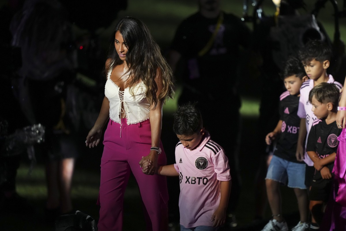 Antonela Roccuzzo casi besa en la boca a Jordi Alba al confundirlo con  Messi - Para Ganar