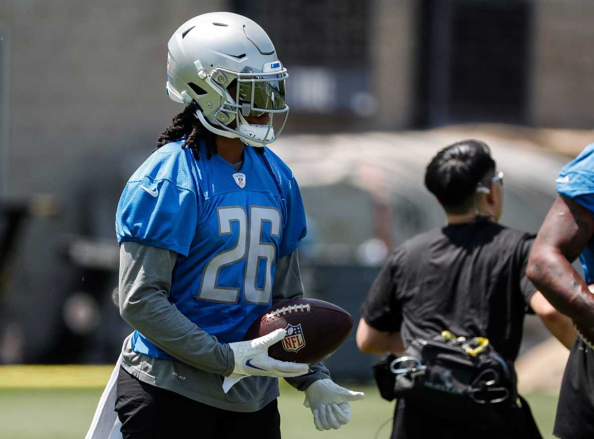 Detroit Lions running back Jahmyr Gibbs (R)runs on Green Bay