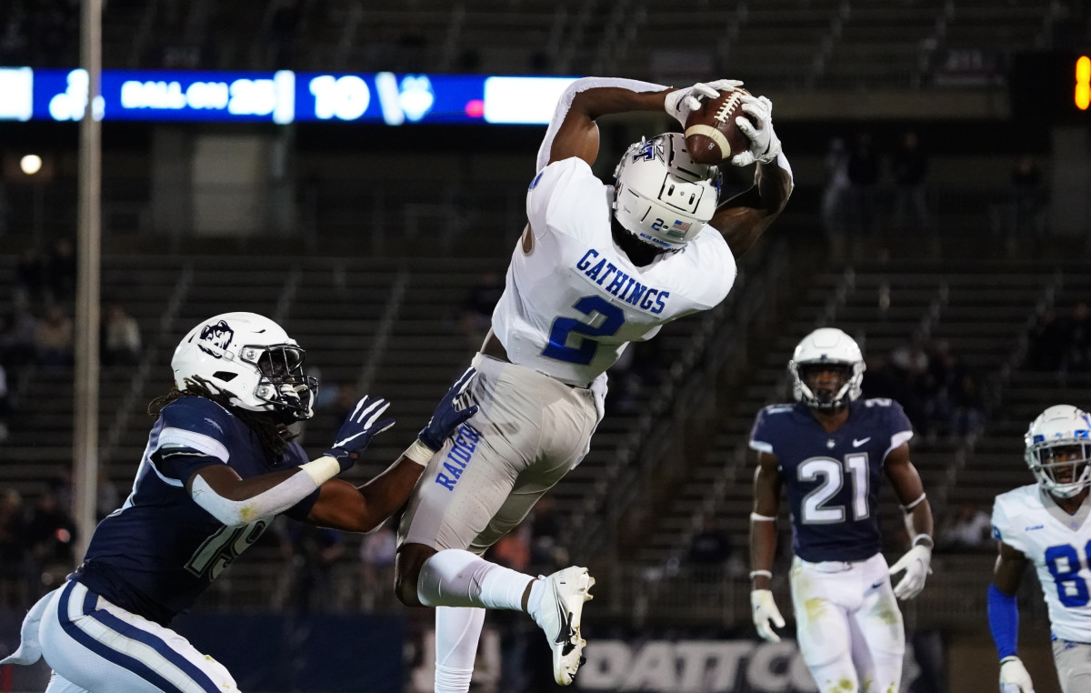 Izaiah Gathings makes an acrobatic catch vs. UConn