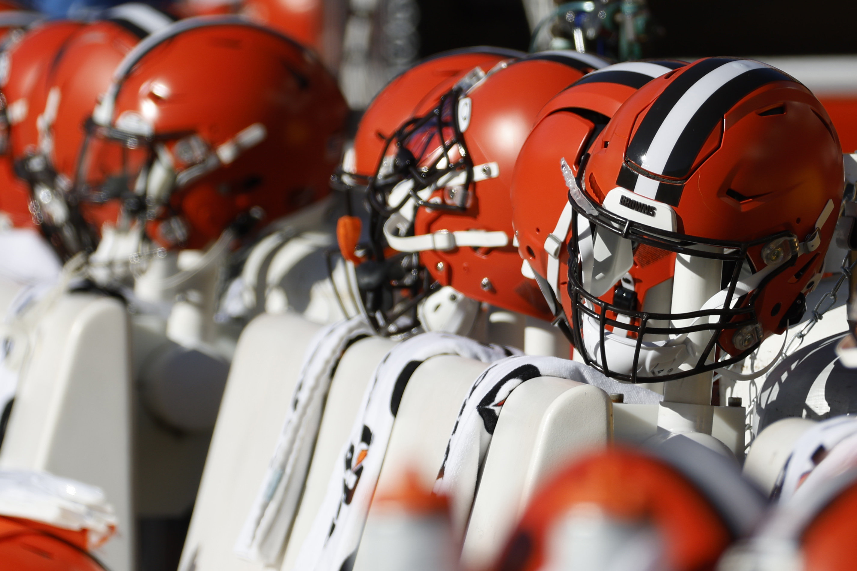 The Browns alternate white helmets are SO clean 