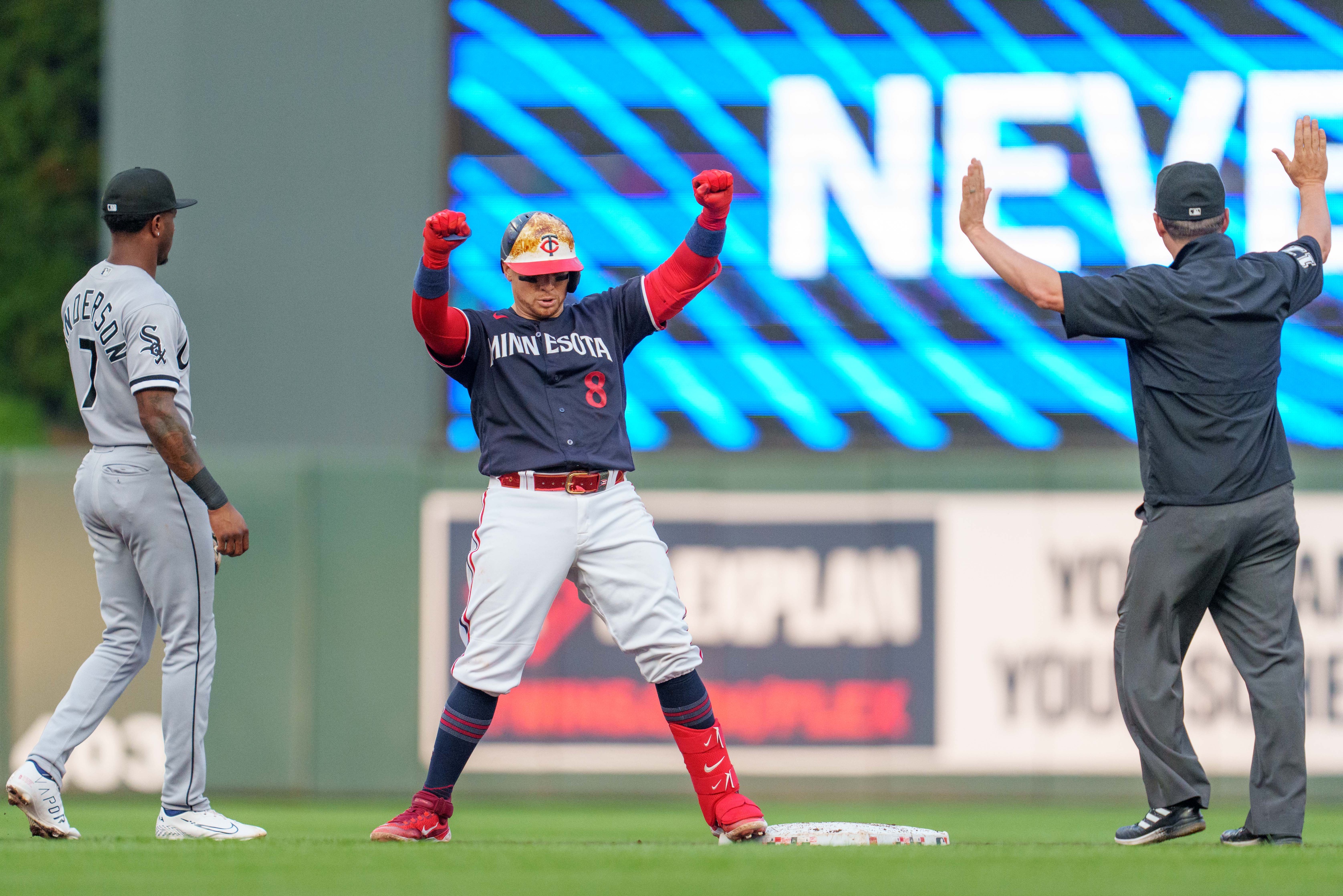 Benintendi stars as White Sox top Twins 3-2 in 10 innings