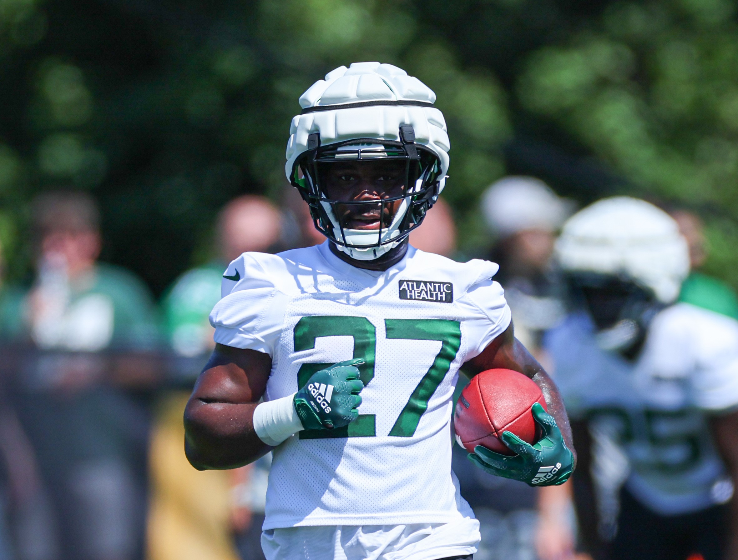 East Rutherford, NJ. 18/12/2022, New York Jets running back Zonovan Knight  (27) looks for running room during a NFL game against the Detroit Lions on  Sunday, Dec. 18, 2022 in East Rutherford