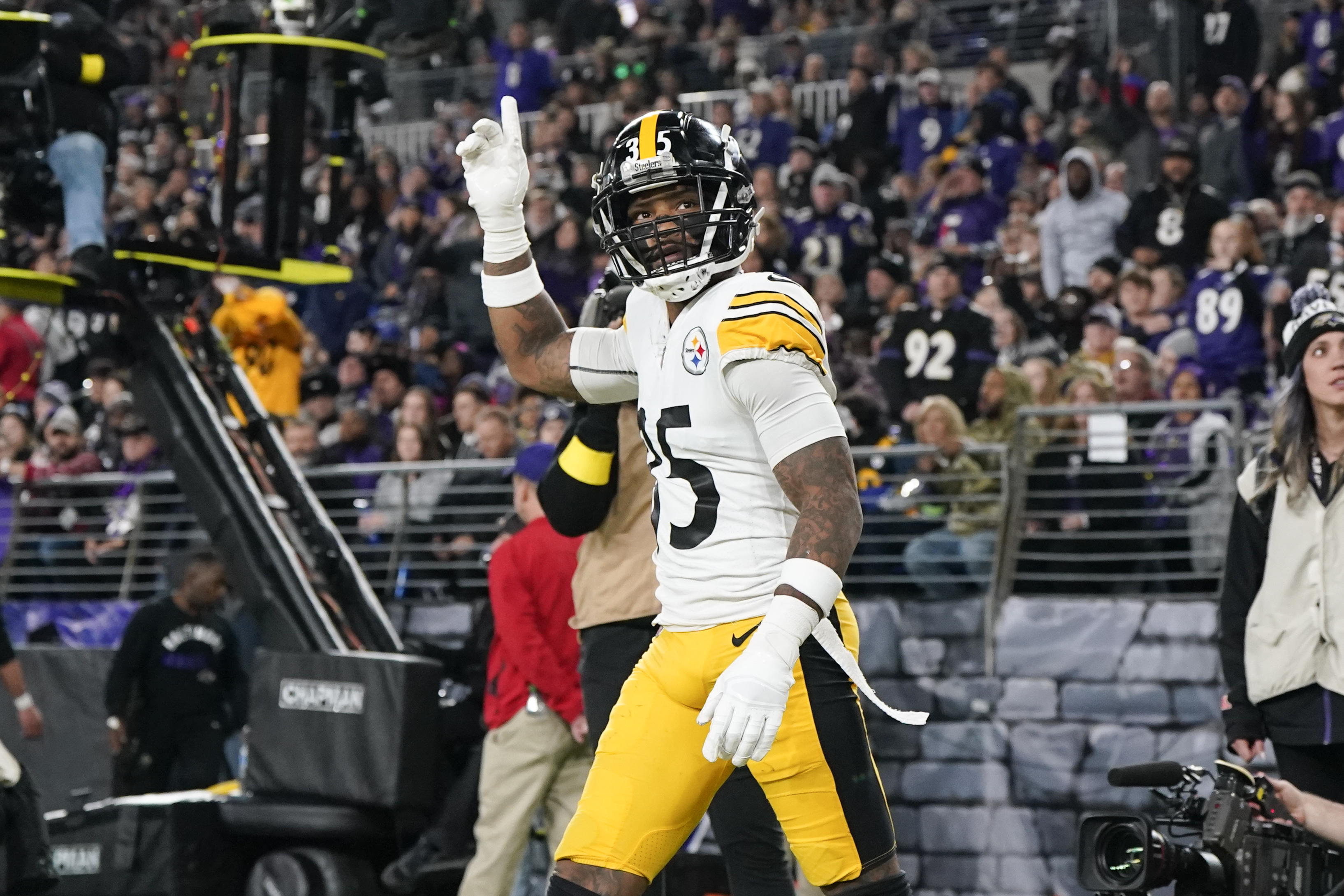 Pittsburgh Steelers cornerback Arthur Maulet (35) defends during