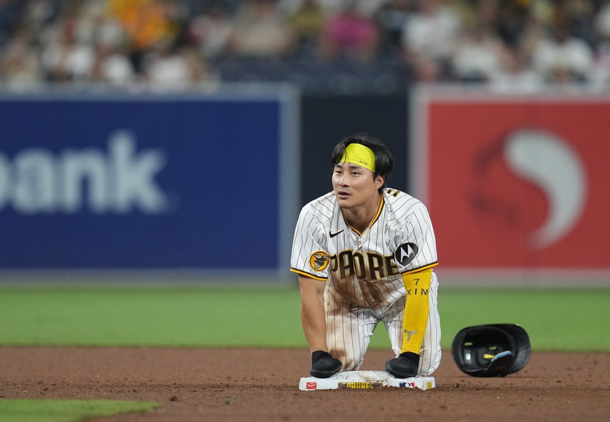 Padres' Kim Ha-seong leaves game with shoulder injury