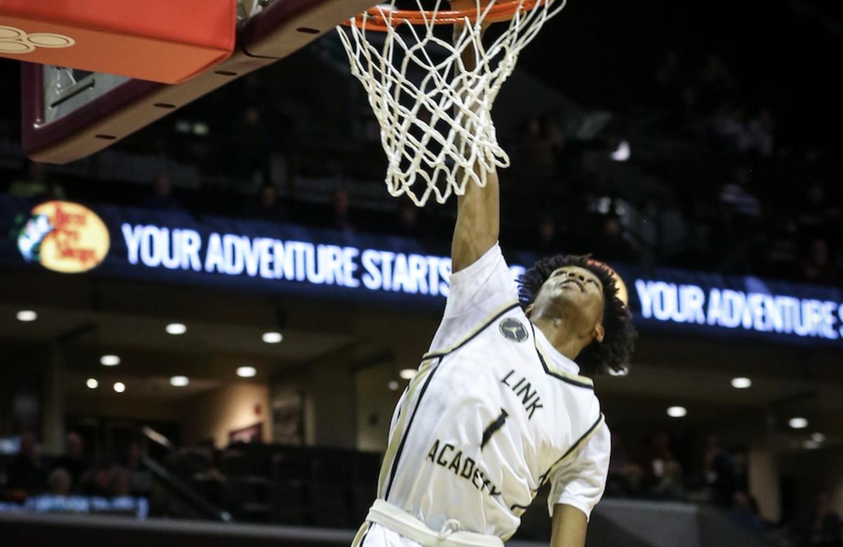 2025 PG Aaron Rowe going up for a dunk in the Bass Pro Shops in Chicago, Illinois, on January 12, 2023. (Photo by Greta Cross of Springfield News-Leader)