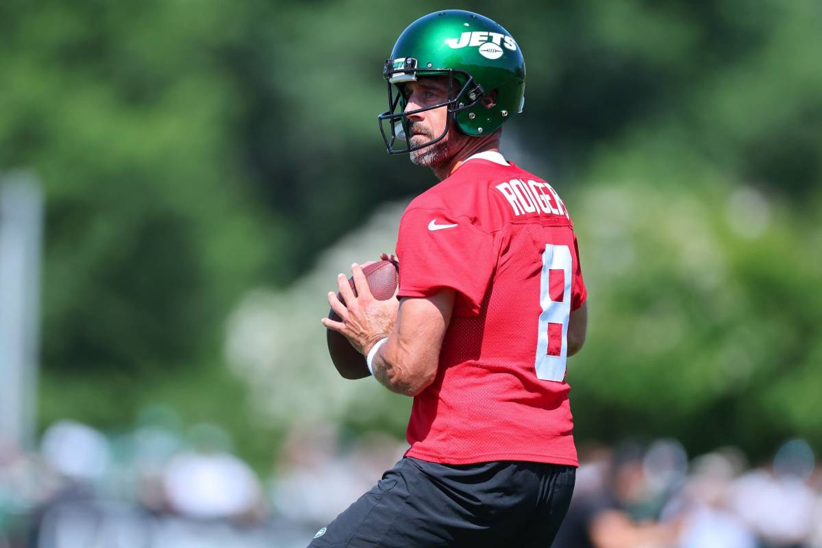 Jets quarterback Aaron Rodgers drops throw a pass in a training camp practice.