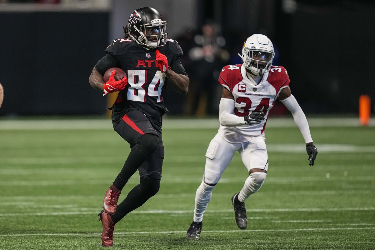 CHARLOTTE, NC - NOVEMBER 10: Atlanta Falcons running back Cordarrelle  Patterson (84) during an NFL football game between the Atlanta Falcons and  the Carolina Panthers on November 10, 2022, at Bank of