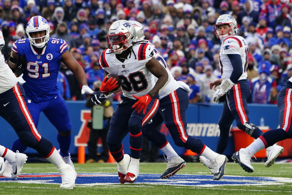 NFL Player Passing & Rushing Yards Predictions, Picks & Odds for 2023/24 -  FanNation