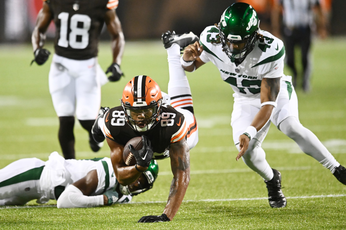 Cleveland Browns WR Cedric Tillman diving for a first down during the Hall-of-Fame preseason game against the New York Jets in Canton, Ohio, on August 3, 2023. (Photo by Ken Blaze of USA Today Sports)