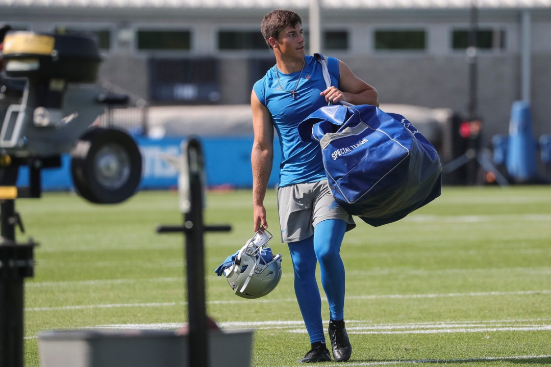 Detroit Lions place kicker Riley Patterson, right, kicks a 37-yard