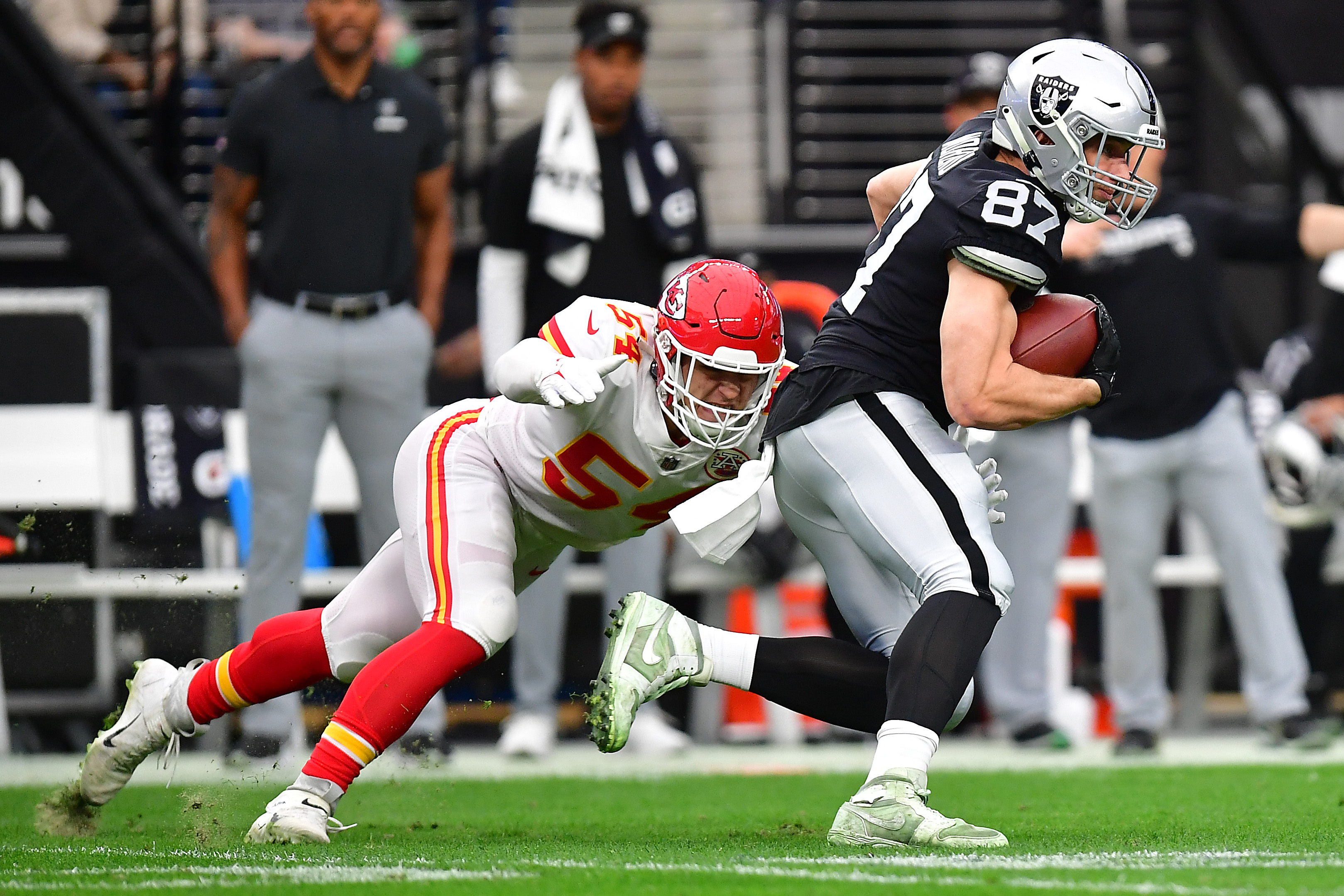 Chiefs' Leo Chenal adds new role: pass-rushing defensive end