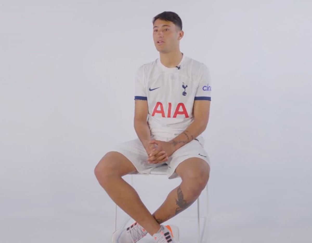 Alejo Veliz pictured wearing Tottenham's 2023/24 home jersey after joining the London club from Rosario Central in August 2023